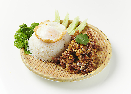 포토 JPG 밥 오이 실내 사람없음 튀김 상추 계란프라이 흰배경 대나무소쿠리 동남아음식 태국음식 로컬푸드 엔까이텃 국내포토 음식 백그라운드 채소 내부 농산물 흰색 계란요리 동양음식 파일형식