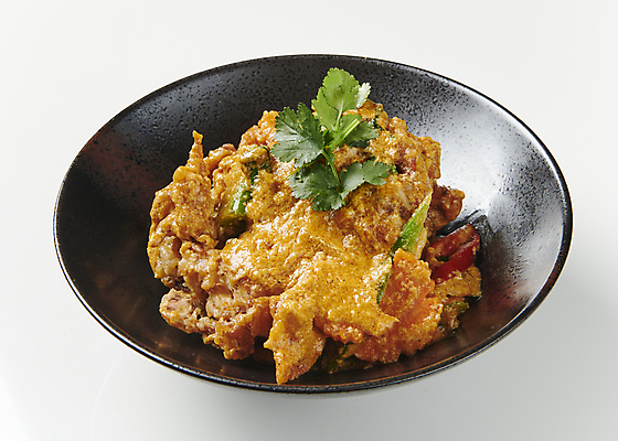 포토 식기 음식 백그라운드 갑각류 내부 농산물 흰색 코코넛 동양음식 태국음식 파일형식 카레 게 코코넛밀크 JPG 로컬푸드 동남아음식 뿌팟퐁커리 사람없음 흰배경 실내 그릇 국내포토