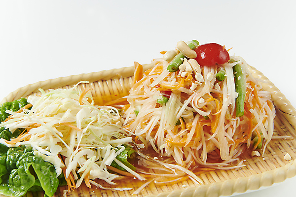 포토 JPG 방울토마토 실내 근접촬영 사람없음 샐러드 흰배경 대나무소쿠리 동남아음식 무침요리 쏨땀 태국음식 로컬푸드 그린파파야 국내포토 음식 뷰포인트 백그라운드 토마토 내부 농산물 흰색 무침 동양음식 파파야 파일형식