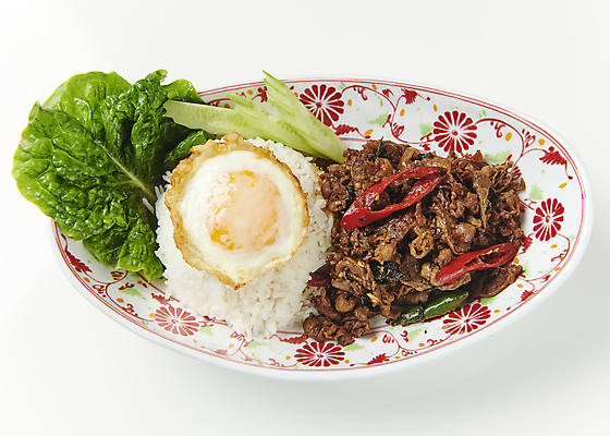 포토 JPG 그릇 밥 오이 실내 돼지고기 사람없음 상추 계란프라이 흰배경 덮밥 바질 동남아음식 태국음식 로컬푸드 팟끄라파오무쌉 국내포토 식기 음식 백그라운드 채소 육류 내부 농산물 흰색 계란요리 동양음식 파일형식