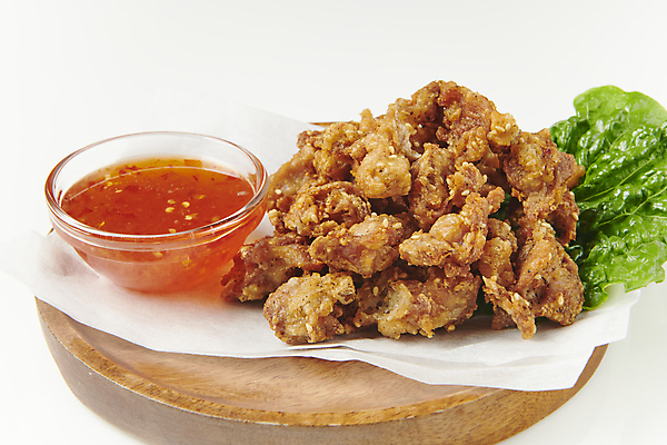 포토 JPG 실내 사람없음 튀김 소스 상추 흰배경 종지 나무접시 동남아음식 태국음식 로컬푸드 엔까이텃 국내포토 그릇 접시 음식 백그라운드 채소 내부 농산물 흰색 양념 동양음식 파일형식