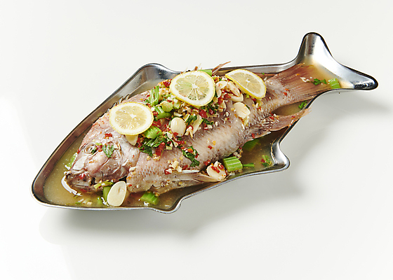 포토 JPG 접시 실내 마늘 사람없음 해물요리 레몬 흰배경 도미 라임 파 샐러리 도미찜 동남아음식 생선찜 태국음식 로컬푸드 국내포토 식기 음식 백그라운드 채소 과일 어류 내부 농산물 흰색 해산물 찜 동양음식 파일형식
