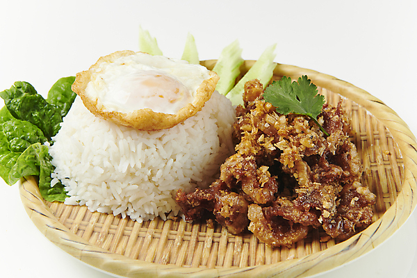 포토 JPG 밥 오이 실내 사람없음 튀김 상추 계란프라이 흰배경 대나무소쿠리 동남아음식 태국음식 로컬푸드 엔까이텃 국내포토 음식 백그라운드 채소 내부 농산물 흰색 계란요리 동양음식 파일형식