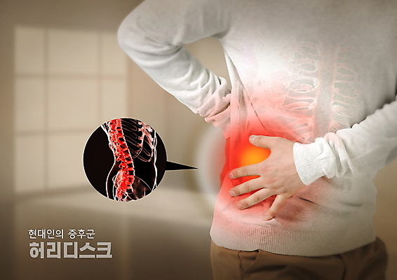 PSD 편집이미지 손 남자 40대 중년 말풍선 한명 상반신 고통 잡기 척추 허리디스크 베이지색 허리뼈 중년남자한명만 증후군 이미지편집 1 감정 컬러 모션 뼈 사람 성인 신체부위 디스크_질병 질병 남자한명만 중년남자만 파일형식