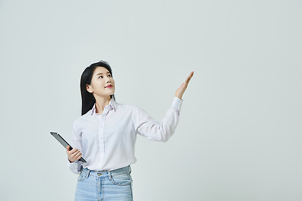 포토 JPG 스튜디오촬영 우먼라이프 여자 회색배경 실내 설명 한명 미소 들기 상반신 20대 성인 앞모습 캐주얼 태블릿 손들기 한국인 올려보기 가리킴 성인여자한명만 국내포토 1 라이프스타일 옷 뷰포인트 백그라운드 모션 표정 사람 동양인 손짓 청년 내부 전자제품 스마트기기 회색 여자한명만 성인여자만 파일형식