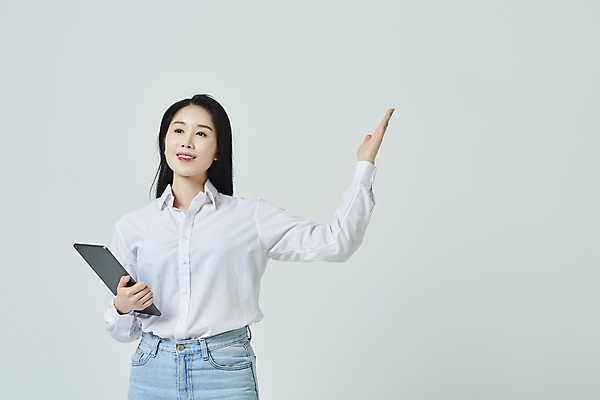 포토 JPG 스튜디오촬영 우먼라이프 응시 여자 회색배경 실내 설명 한명 미소 들기 상반신 20대 성인 앞모습 캐주얼 태블릿 손들기 한국인 가리킴 성인여자한명만 국내포토 1 라이프스타일 시선 옷 뷰포인트 백그라운드 모션 표정 사람 동양인 손짓 청년 내부 전자제품 스마트기기 회색 여자한명만 성인여자만 파일형식