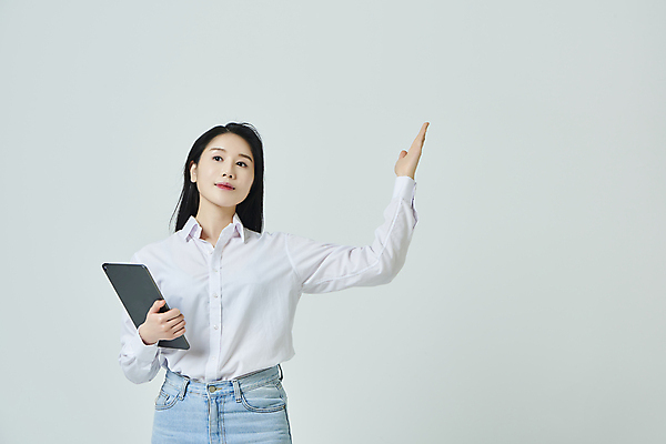 포토 JPG 스튜디오촬영 우먼라이프 응시 여자 회색배경 실내 설명 한명 미소 들기 상반신 20대 성인 앞모습 캐주얼 태블릿 손들기 한국인 가리킴 성인여자한명만 국내포토 1 라이프스타일 시선 옷 뷰포인트 백그라운드 모션 표정 사람 동양인 손짓 청년 내부 전자제품 스마트기기 회색 여자한명만 성인여자만 파일형식