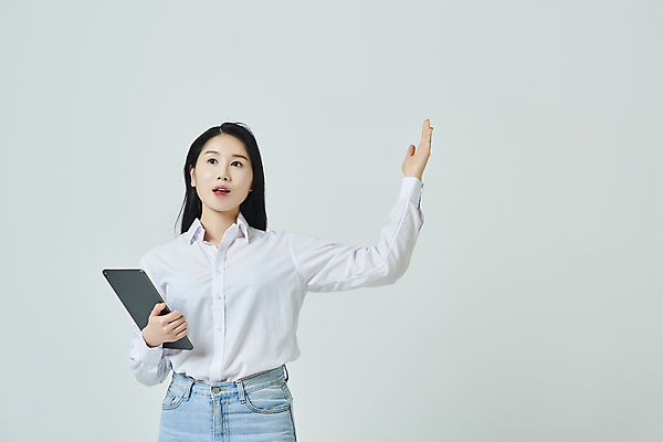 포토 JPG 스튜디오촬영 우먼라이프 응시 여자 회색배경 실내 말하기 설명 한명 들기 상반신 20대 성인 앞모습 캐주얼 태블릿 손들기 한국인 가리킴 성인여자한명만 국내포토 1 라이프스타일 시선 옷 뷰포인트 백그라운드 모션 사람 동양인 손짓 청년 내부 전자제품 스마트기기 회색 여자한명만 성인여자만 파일형식