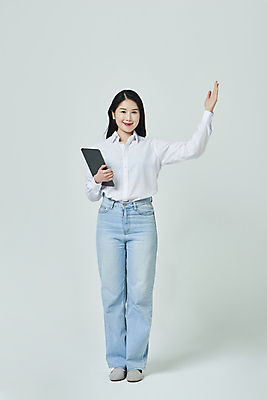 포토 JPG 스튜디오촬영 전신 우먼라이프 응시 여자 회색배경 실내 설명 한명 서기 미소 들기 20대 성인 앞모습 캐주얼 태블릿 손들기 한국인 가리킴 성인여자한명만 국내포토 1 라이프스타일 시선 옷 뷰포인트 백그라운드 모션 표정 사람 동양인 손짓 청년 내부 전자제품 스마트기기 회색 여자한명만 성인여자만 파일형식