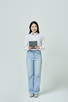 포토 JPG 스튜디오촬영 전신 우먼라이프 응시 여자 회색배경 실내 한명 서기 미소 들기 20대 성인 앞모습 캐주얼 태블릿 한국인 성인여자한명만 국내포토 1 라이프스타일 시선 옷 뷰포인트 백그라운드 모션 표정 사람 동양인 청년 내부 전자제품 스마트기기 회색 여자한명만 성인여자만 파일형식