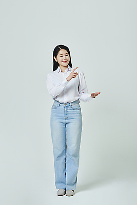 포토 JPG 스튜디오촬영 전신 우먼라이프 응시 여자 모션 회색배경 실내 한명 서기 미소 손짓 20대 성인 앞모습 캐주얼 터치 한국인 성인여자한명만 국내포토 1 라이프스타일 시선 옷 뷰포인트 백그라운드 표정 사람 동양인 청년 내부 회색 여자한명만 성인여자만 파일형식