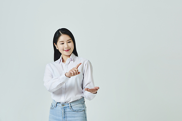 포토 JPG 스튜디오촬영 우먼라이프 응시 여자 모션 회색배경 실내 한명 미소 손짓 상반신 20대 성인 앞모습 캐주얼 터치 한국인 성인여자한명만 국내포토 1 라이프스타일 시선 옷 뷰포인트 백그라운드 표정 사람 동양인 청년 내부 회색 여자한명만 성인여자만 파일형식
