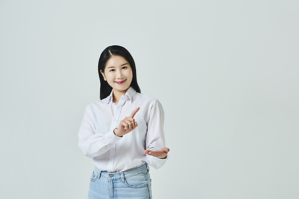 포토 JPG 스튜디오촬영 우먼라이프 응시 여자 모션 회색배경 실내 한명 미소 손짓 상반신 20대 성인 앞모습 캐주얼 터치 한국인 성인여자한명만 국내포토 1 라이프스타일 시선 옷 뷰포인트 백그라운드 표정 사람 동양인 청년 내부 회색 여자한명만 성인여자만 파일형식
