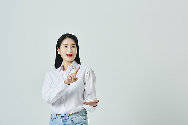 포토 JPG 스튜디오촬영 우먼라이프 응시 여자 모션 회색배경 실내 한명 미소 손짓 상반신 20대 성인 앞모습 캐주얼 터치 한국인 성인여자한명만 국내포토 1 라이프스타일 시선 옷 뷰포인트 백그라운드 표정 사람 동양인 청년 내부 회색 여자한명만 성인여자만 파일형식