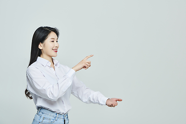포토 JPG 스튜디오촬영 우먼라이프 응시 여자 모션 회색배경 실내 한명 미소 손짓 상반신 20대 성인 옆모습 캐주얼 터치 한국인 성인여자한명만 국내포토 1 라이프스타일 시선 옷 뷰포인트 백그라운드 표정 사람 동양인 청년 내부 회색 여자한명만 성인여자만 파일형식