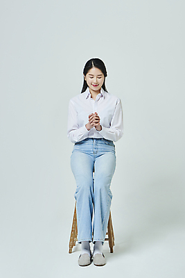 포토 JPG 스튜디오촬영 전신 우먼라이프 여자 기독교 의자 회색배경 실내 한명 미소 앉기 20대 성인 앞모습 캐주얼 눈감음 한국인 기도 예배 손모으기 성인여자한명만 국내포토 1 라이프스타일 옷 종교 뷰포인트 가구 백그라운드 모션 표정 사람 동양인 손짓 청년 내부 회색 여자한명만 성인여자만 파일형식