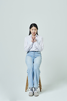 포토 JPG 스튜디오촬영 전신 우먼라이프 여자 기독교 의자 회색배경 실내 한명 미소 앉기 20대 성인 앞모습 캐주얼 눈감음 한국인 기도 예배 손모으기 성인여자한명만 국내포토 1 라이프스타일 옷 종교 뷰포인트 가구 백그라운드 모션 표정 사람 동양인 손짓 청년 내부 회색 여자한명만 성인여자만 파일형식
