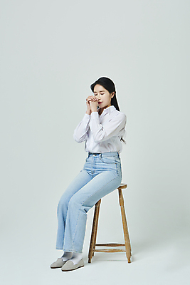 포토 JPG 스튜디오촬영 전신 우먼라이프 여자 기독교 의자 회색배경 실내 한명 미소 앉기 20대 성인 옆모습 캐주얼 눈감음 한국인 기도 예배 손모으기 성인여자한명만 국내포토 1 라이프스타일 옷 종교 뷰포인트 가구 백그라운드 모션 표정 사람 동양인 손짓 청년 내부 회색 여자한명만 성인여자만 파일형식