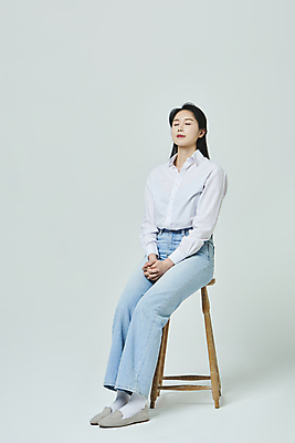 포토 JPG 스튜디오촬영 전신 우먼라이프 여자 기독교 의자 회색배경 실내 한명 앉기 20대 성인 옆모습 캐주얼 눈감음 한국인 기도 예배 손모으기 성인여자한명만 국내포토 1 라이프스타일 옷 종교 뷰포인트 가구 백그라운드 모션 사람 동양인 손짓 청년 내부 회색 여자한명만 성인여자만 파일형식