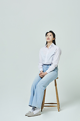 포토 JPG 스튜디오촬영 전신 우먼라이프 응시 여자 기독교 의자 회색배경 실내 한명 앉기 20대 성인 옆모습 캐주얼 한국인 올려보기 기도 예배 손모으기 성인여자한명만 국내포토 1 라이프스타일 시선 옷 종교 뷰포인트 가구 백그라운드 모션 사람 동양인 손짓 청년 내부 회색 여자한명만 성인여자만 파일형식