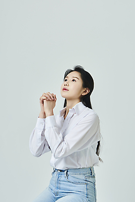 포토 JPG 스튜디오촬영 우먼라이프 응시 여자 기독교 회색배경 실내 한명 미소 앉기 상반신 20대 성인 옆모습 캐주얼 한국인 올려보기 기도 예배 손모으기 간절함 성인여자한명만 국내포토 1 라이프스타일 시선 옷 종교 뷰포인트 백그라운드 컨셉 모션 표정 사람 동양인 손짓 청년 내부 회색 여자한명만 성인여자만 파일형식