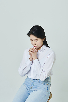 포토 JPG 스튜디오촬영 우먼라이프 여자 기독교 회색배경 실내 한명 앉기 상반신 20대 성인 옆모습 캐주얼 눈감음 한국인 기도 예배 손모으기 간절함 성인여자한명만 국내포토 1 라이프스타일 옷 종교 뷰포인트 백그라운드 컨셉 모션 사람 동양인 손짓 청년 내부 회색 여자한명만 성인여자만 파일형식