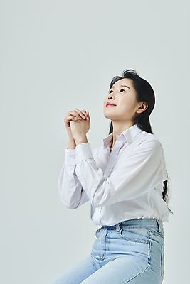 포토 JPG 스튜디오촬영 우먼라이프 응시 여자 기독교 회색배경 실내 한명 미소 앉기 상반신 20대 성인 옆모습 캐주얼 한국인 올려보기 기도 예배 손모으기 간절함 성인여자한명만 국내포토 1 라이프스타일 시선 옷 종교 뷰포인트 백그라운드 컨셉 모션 표정 사람 동양인 손짓 청년 내부 회색 여자한명만 성인여자만 파일형식