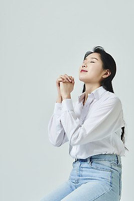 포토 JPG 스튜디오촬영 우먼라이프 여자 기독교 회색배경 실내 한명 미소 앉기 상반신 20대 성인 옆모습 캐주얼 눈감음 한국인 올려보기 기도 예배 손모으기 간절함 성인여자한명만 국내포토 1 라이프스타일 옷 종교 뷰포인트 백그라운드 컨셉 모션 표정 사람 동양인 손짓 청년 내부 회색 여자한명만 성인여자만 파일형식