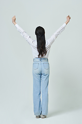 포토 JPG 스튜디오촬영 전신 우먼라이프 여자 회색배경 실내 한명 서기 20대 성인 뒷모습 캐주얼 주먹 만세 한국인 성인여자한명만 국내포토 1 라이프스타일 옷 뷰포인트 백그라운드 모션 사람 동양인 청년 내부 회색 여자한명만 성인여자만 파일형식