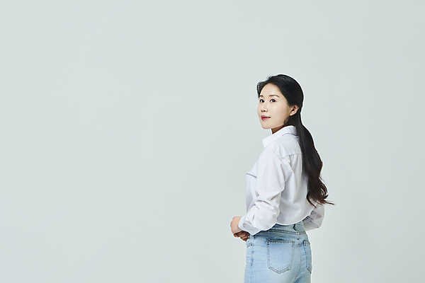포토 JPG 스튜디오촬영 우먼라이프 응시 여자 회색배경 실내 한명 미소 상반신 20대 성인 옆모습 캐주얼 한국인 뒤돌아보기 성인여자한명만 국내포토 1 라이프스타일 시선 옷 뷰포인트 백그라운드 모션 표정 사람 동양인 청년 내부 회색 여자한명만 성인여자만 파일형식