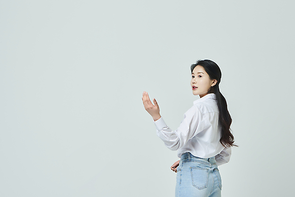 포토 JPG 스튜디오촬영 우먼라이프 응시 여자 회색배경 실내 말하기 한명 손짓 상반신 20대 성인 옆모습 캐주얼 손들기 한국인 뒤돌아보기 성인여자한명만 국내포토 1 라이프스타일 시선 옷 뷰포인트 백그라운드 모션 사람 동양인 청년 내부 회색 여자한명만 성인여자만 파일형식