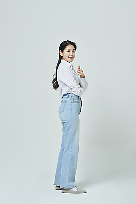 포토 JPG 스튜디오촬영 전신 우먼라이프 응시 여자 회색배경 실내 한명 서기 미소 20대 성인 옆모습 캐주얼 한국인 최고 뒤돌아보기 따봉 성인여자한명만 국내포토 1 라이프스타일 시선 옷 뷰포인트 백그라운드 모션 표정 사람 동양인 청년 내부 회색 여자한명만 성인여자만 파일형식