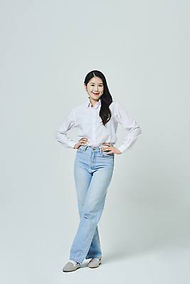 포토 JPG 스튜디오촬영 전신 우먼라이프 응시 여자 허리손 회색배경 실내 한명 서기 미소 20대 성인 앞모습 캐주얼 한국인 다리꼬기 자신감 성인여자한명만 국내포토 1 라이프스타일 시선 옷 감정 뷰포인트 포즈 백그라운드 모션 표정 사람 동양인 청년 내부 회색 여자한명만 성인여자만 파일형식