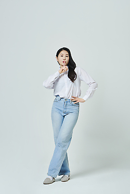 포토 JPG 스튜디오촬영 전신 우먼라이프 응시 여자 허리손 회색배경 실내 한명 서기 20대 성인 앞모습 캐주얼 한국인 다리꼬기 비밀 쉿 조용 성인여자한명만 국내포토 1 라이프스타일 시선 옷 뷰포인트 포즈 백그라운드 컨셉 모션 사람 동양인 청년 내부 회색 여자한명만 성인여자만 파일형식
