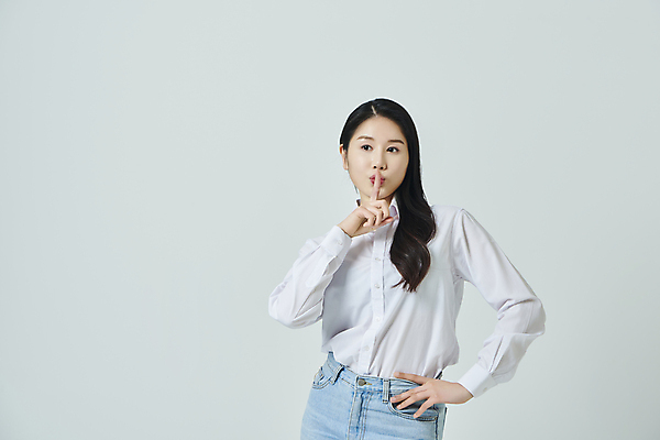 포토 JPG 스튜디오촬영 우먼라이프 응시 여자 허리손 회색배경 실내 한명 상반신 20대 성인 앞모습 캐주얼 한국인 비밀 쉿 조용 성인여자한명만 국내포토 1 라이프스타일 시선 옷 뷰포인트 포즈 백그라운드 컨셉 사람 동양인 청년 내부 회색 여자한명만 성인여자만 파일형식