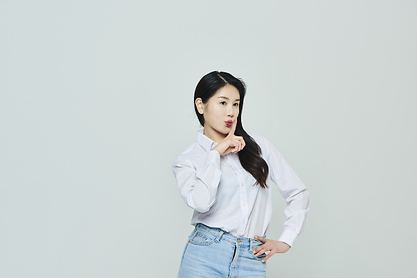 포토 JPG 스튜디오촬영 우먼라이프 응시 여자 허리손 회색배경 실내 한명 상반신 20대 성인 옆모습 캐주얼 한국인 비밀 쉿 조용 입내밀기 성인여자한명만 국내포토 1 라이프스타일 시선 옷 뷰포인트 포즈 백그라운드 컨셉 모션 사람 동양인 청년 내부 회색 여자한명만 성인여자만 파일형식