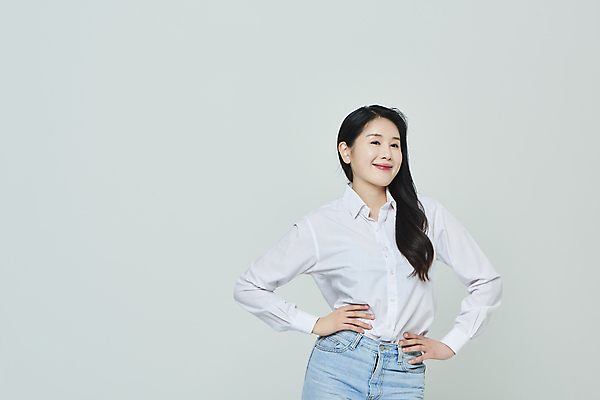 포토 JPG 스튜디오촬영 우먼라이프 응시 여자 허리손 회색배경 실내 한명 미소 상반신 20대 성인 옆모습 캐주얼 한국인 자신감 성인여자한명만 국내포토 1 라이프스타일 시선 옷 감정 뷰포인트 포즈 백그라운드 표정 사람 동양인 청년 내부 회색 여자한명만 성인여자만 파일형식