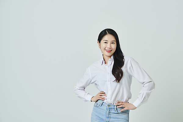포토 JPG 스튜디오촬영 우먼라이프 응시 여자 허리손 회색배경 실내 한명 미소 상반신 20대 성인 앞모습 캐주얼 한국인 자신감 성인여자한명만 국내포토 1 라이프스타일 시선 옷 감정 뷰포인트 포즈 백그라운드 표정 사람 동양인 청년 내부 회색 여자한명만 성인여자만 파일형식