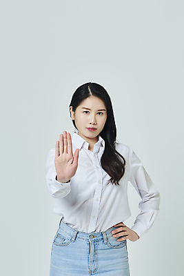 포토 JPG 스튜디오촬영 우먼라이프 응시 여자 허리손 회색배경 실내 무표정 한명 상반신 20대 성인 앞모습 캐주얼 한국인 금지 손내밀기 아니오 반대 엄격한 성인여자한명만 국내포토 1 라이프스타일 시선 옷 감정 뷰포인트 포즈 백그라운드 표정 사람 동양인 손짓 청년 내부 회색 여자한명만 성인여자만 파일형식