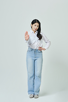 포토 JPG 스튜디오촬영 전신 우먼라이프 응시 여자 허리손 회색배경 실내 무표정 한명 서기 20대 성인 앞모습 캐주얼 한국인 금지 손내밀기 아니오 반대 엄격한 성인여자한명만 국내포토 1 라이프스타일 시선 옷 감정 뷰포인트 포즈 백그라운드 모션 표정 사람 동양인 손짓 청년 내부 회색 여자한명만 성인여자만 파일형식