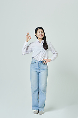 포토 JPG 스튜디오촬영 전신 우먼라이프 응시 여자 허리손 회색배경 실내 한명 서기 미소 20대 성인 앞모습 캐주얼 한국인 OK 승낙 성인여자한명만 국내포토 1 라이프스타일 시선 옷 뷰포인트 포즈 백그라운드 컨셉 모션 표정 사람 동양인 손짓 청년 내부 회색 여자한명만 성인여자만 파일형식