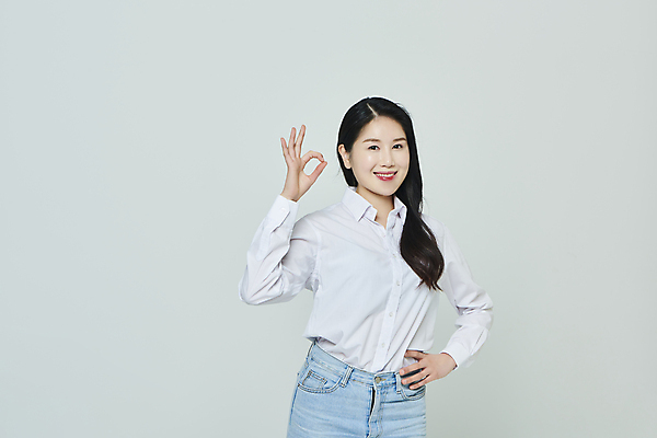 포토 JPG 스튜디오촬영 우먼라이프 응시 여자 허리손 회색배경 실내 한명 미소 상반신 20대 성인 앞모습 캐주얼 한국인 OK 승낙 성인여자한명만 국내포토 1 라이프스타일 시선 옷 뷰포인트 포즈 백그라운드 컨셉 표정 사람 동양인 손짓 청년 내부 회색 여자한명만 성인여자만 파일형식