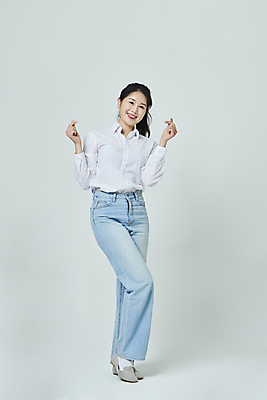 포토 JPG 스튜디오촬영 전신 우먼라이프 응시 여자 회색배경 실내 한명 서기 미소 20대 성인 앞모습 캐주얼 한국인 손하트 성인여자한명만 국내포토 1 라이프스타일 시선 옷 뷰포인트 백그라운드 모션 표정 사람 동양인 손짓 청년 내부 회색 여자한명만 성인여자만 파일형식