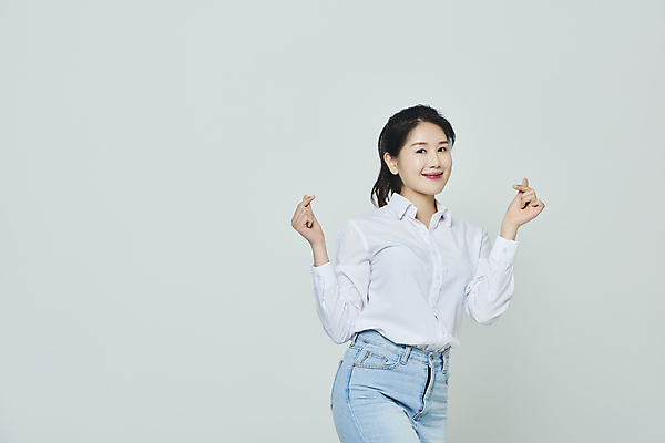 포토 JPG 스튜디오촬영 우먼라이프 응시 여자 회색배경 실내 한명 미소 상반신 20대 성인 앞모습 옆모습 캐주얼 한국인 손하트 성인여자한명만 국내포토 1 라이프스타일 시선 옷 뷰포인트 백그라운드 표정 사람 동양인 손짓 청년 내부 회색 여자한명만 성인여자만 파일형식