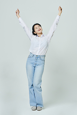 포토 JPG 스튜디오촬영 전신 우먼라이프 여자 회색배경 실내 한명 서기 미소 20대 성인 앞모습 캐주얼 손들기 눈감음 주먹 만세 한국인 시원함 기지개 성인여자한명만 국내포토 1 라이프스타일 옷 뷰포인트 백그라운드 모션 표정 사람 동양인 청년 내부 회색 여자한명만 성인여자만 파일형식