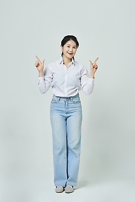 포토 JPG 스튜디오촬영 전신 우먼라이프 응시 여자 회색배경 실내 한명 서기 미소 20대 성인 앞모습 캐주얼 한국인 가리킴 성인여자한명만 국내포토 1 라이프스타일 시선 옷 뷰포인트 백그라운드 모션 표정 사람 동양인 손짓 청년 내부 회색 여자한명만 성인여자만 파일형식