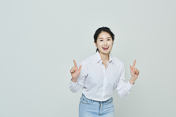 포토 JPG 스튜디오촬영 우먼라이프 응시 여자 회색배경 실내 한명 미소 상반신 20대 성인 앞모습 캐주얼 한국인 가리킴 성인여자한명만 국내포토 1 라이프스타일 시선 옷 뷰포인트 백그라운드 표정 사람 동양인 손짓 청년 내부 회색 여자한명만 성인여자만 파일형식