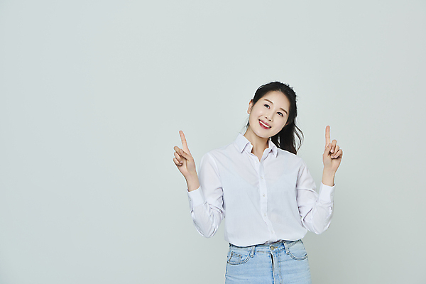 포토 JPG 스튜디오촬영 우먼라이프 응시 여자 회색배경 실내 한명 미소 상반신 20대 성인 앞모습 캐주얼 한국인 가리킴 성인여자한명만 국내포토 1 라이프스타일 시선 옷 뷰포인트 백그라운드 표정 사람 동양인 손짓 청년 내부 회색 여자한명만 성인여자만 파일형식