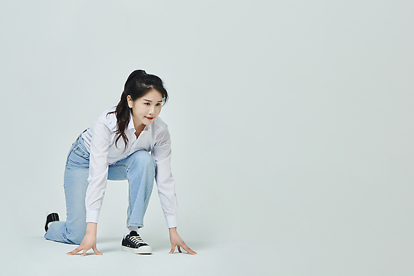 포토 JPG 스튜디오촬영 전신 우먼라이프 여자 회색배경 실내 한명 20대 성인 옆모습 캐주얼 한국인 무릎꿇기 집중 준비 준비자세 성인여자한명만 국내포토 1 라이프스타일 옷 뷰포인트 포즈 백그라운드 컨셉 모션 사람 동양인 청년 내부 회색 여자한명만 성인여자만 파일형식