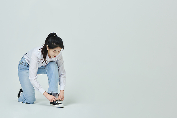 포토 JPG 스튜디오촬영 전신 우먼라이프 여자 회색배경 실내 한명 20대 성인 옆모습 캐주얼 한국인 잡기 무릎꿇기 묶기 준비 신발끈묶기 성인여자한명만 국내포토 1 라이프스타일 옷 뷰포인트 백그라운드 모션 사람 동양인 청년 내부 회색 신발끈 여자한명만 성인여자만 파일형식